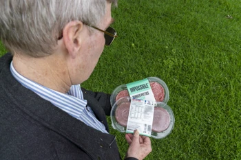 P4 Ge A23 John Caradus Ceo Grasslanz With A Pack Of Burgers Made From Genetically Modified Plant Ingredients