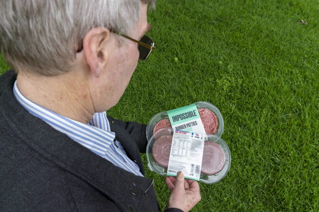 P4 Ge A23 John Caradus Ceo Grasslanz With A Pack Of Burgers Made From Genetically Modified Plant Ingredients